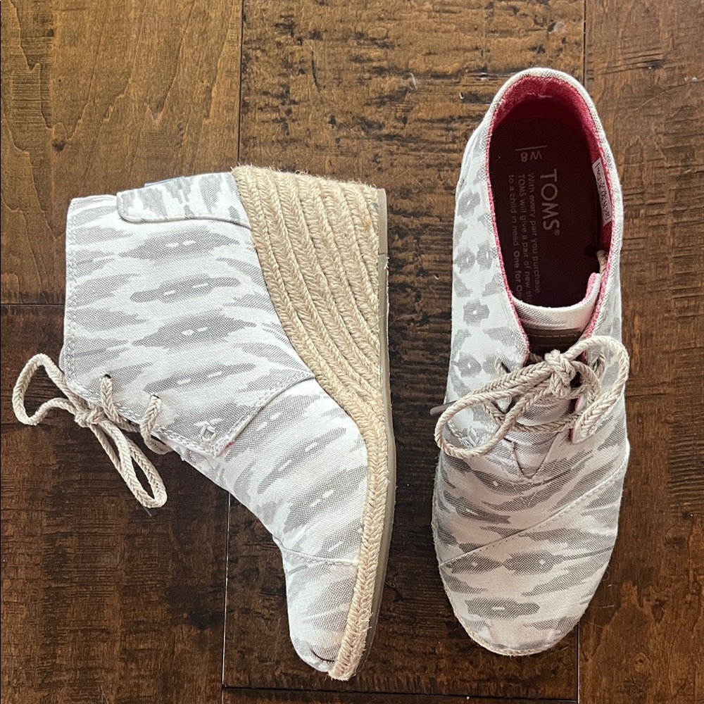 TOMS Desert Wedge gray and white Ikat espadrille wedge heeled booties sz 8